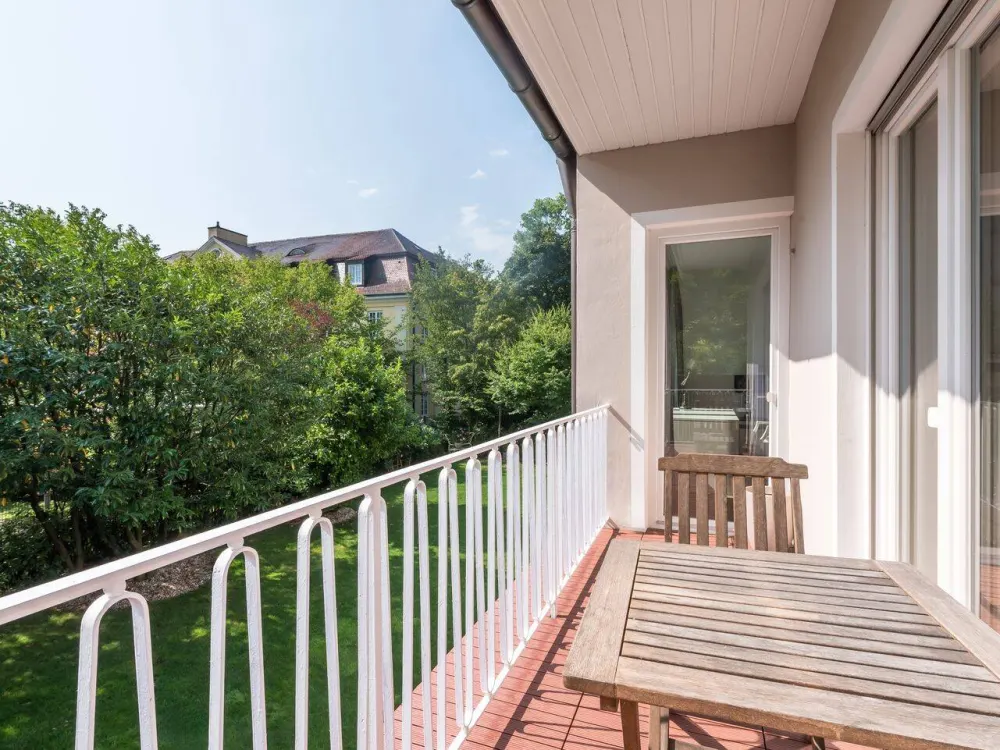 Stil und Charme: Möblierte 2,5-Zimmer-Wohnung mit Balkon in feinster Bogenhauser Lage