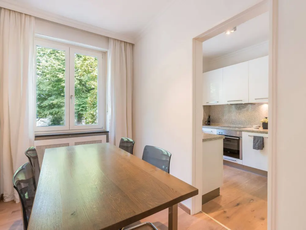 Stil und Charme: Möblierte 2,5-Zimmer-Wohnung mit Balkon in feinster Bogenhauser Lage