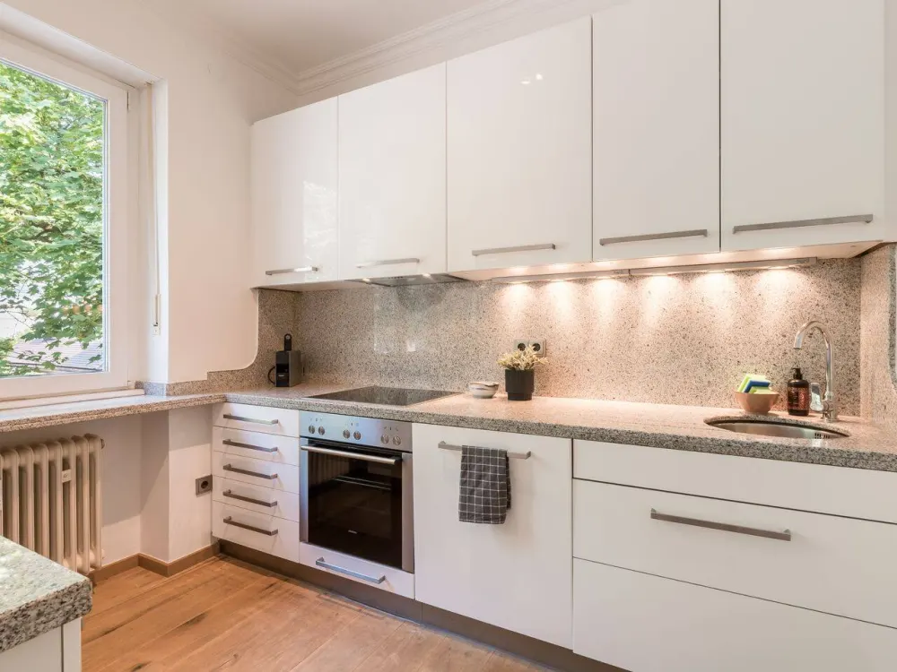 Stil und Charme: Möblierte 2,5-Zimmer-Wohnung mit Balkon in feinster Bogenhauser Lage