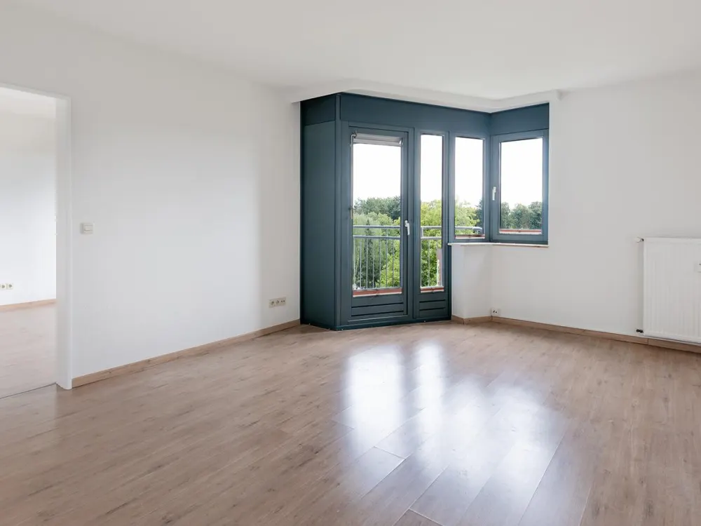 Großzügige 2-Zimmer-Wohnung mit Südloggia und Parkblick in zentraler Lage von Garstedt