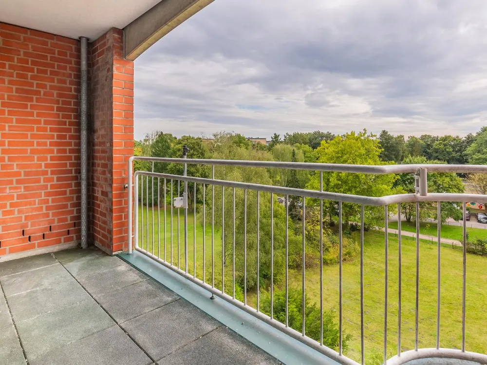 Großzügige 2-Zimmer-Wohnung mit Südloggia und Parkblick in zentraler Lage von Garstedt