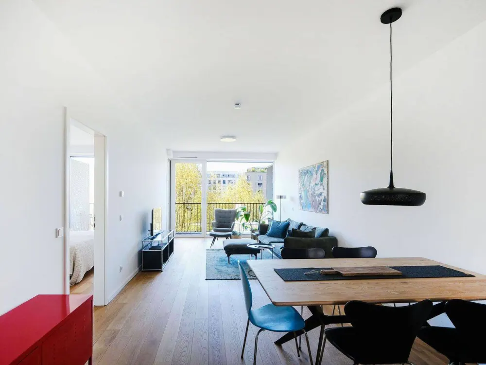 Lichtdurchflutete, geschmackvoll neu möblierte Wohnung mit Parkblick (flexibler Zeitmietvertrag)