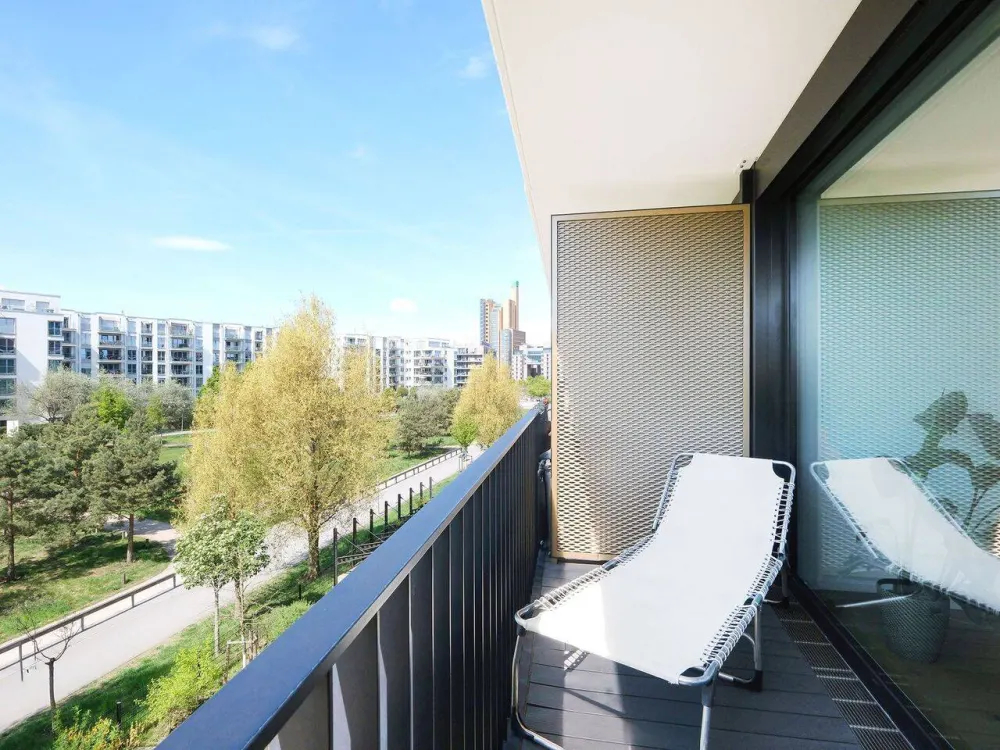 Lichtdurchflutete, geschmackvoll neu möblierte Wohnung mit Parkblick (flexibler Zeitmietvertrag)