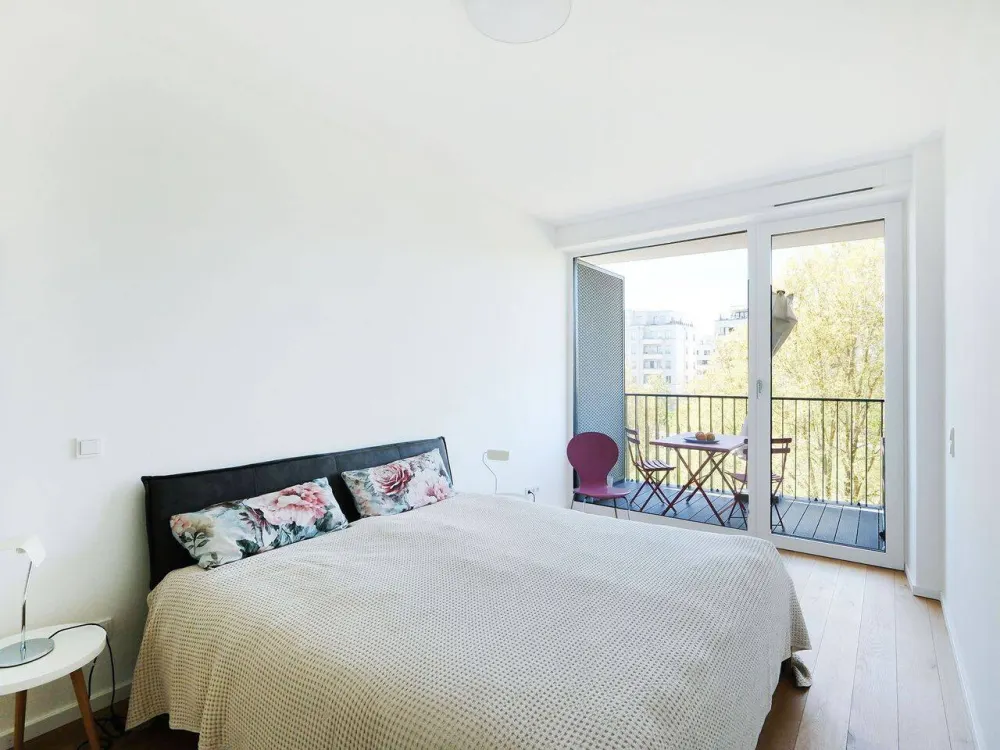 Lichtdurchflutete, geschmackvoll neu möblierte Wohnung mit Parkblick (flexibler Zeitmietvertrag)