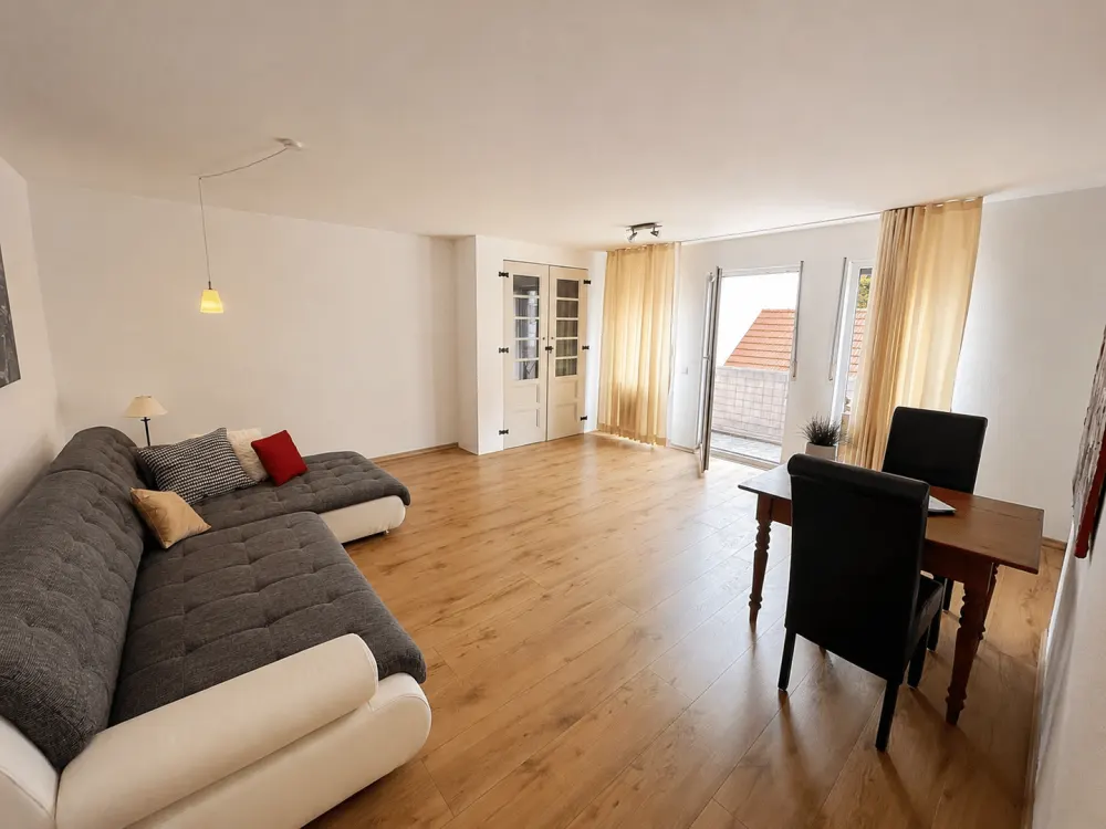 SB. St.Arnual- Möblierte 2-Zimmer-Wohnung mit Balkon, Einbauküche und Tiefgaragenstellplatz in ruhiger Lage