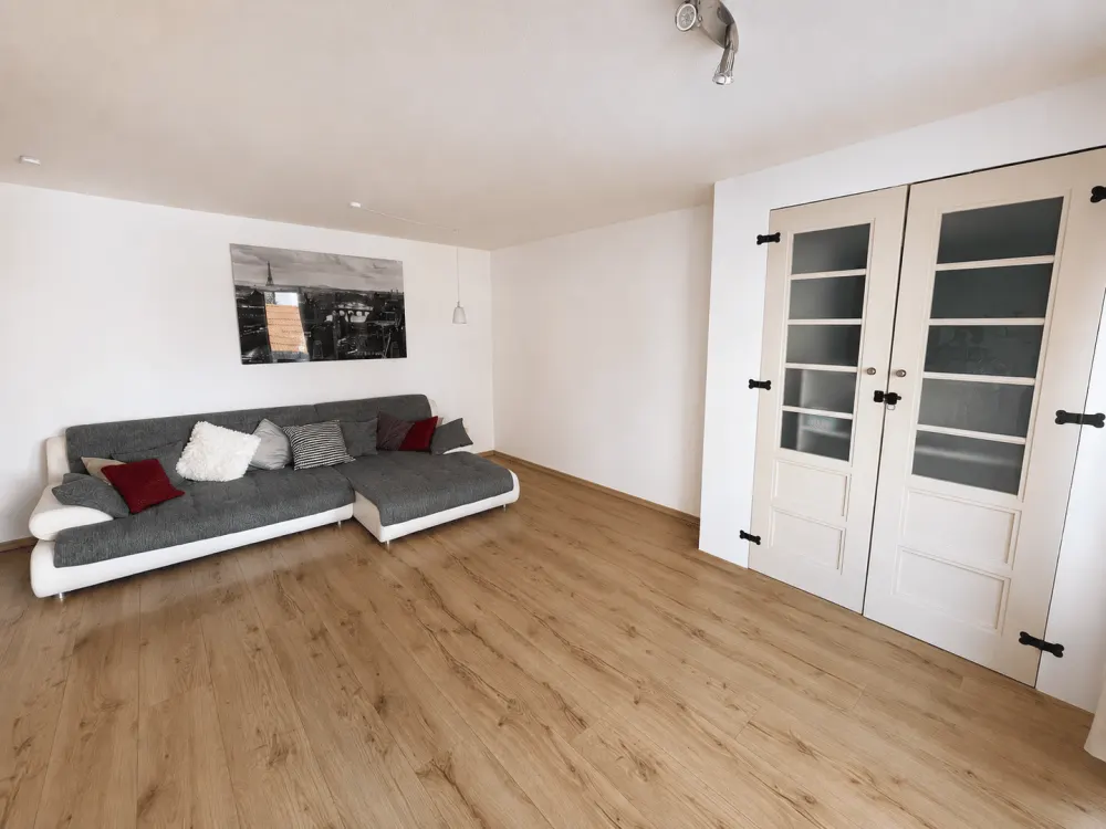SB. St.Arnual- Möblierte 2-Zimmer-Wohnung mit Balkon, Einbauküche und Tiefgaragenstellplatz in ruhiger Lage