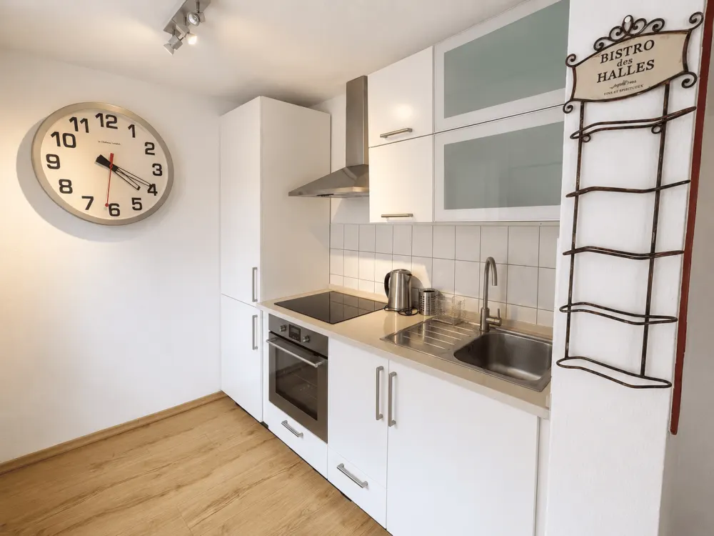 SB. St.Arnual- Möblierte 2-Zimmer-Wohnung mit Balkon, Einbauküche und Tiefgaragenstellplatz in ruhiger Lage