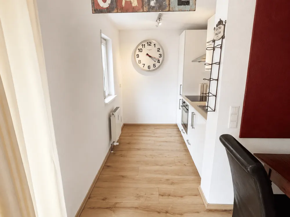 SB. St.Arnual- Möblierte 2-Zimmer-Wohnung mit Balkon, Einbauküche und Tiefgaragenstellplatz in ruhiger Lage