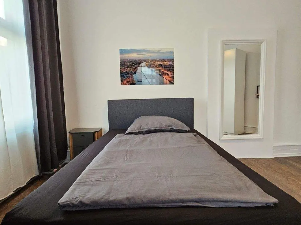 Ab Sofort - neu saniertes, modern und möbliertes Zimmer in schöner 4er-WG - top Lage von Sachsenhausen
