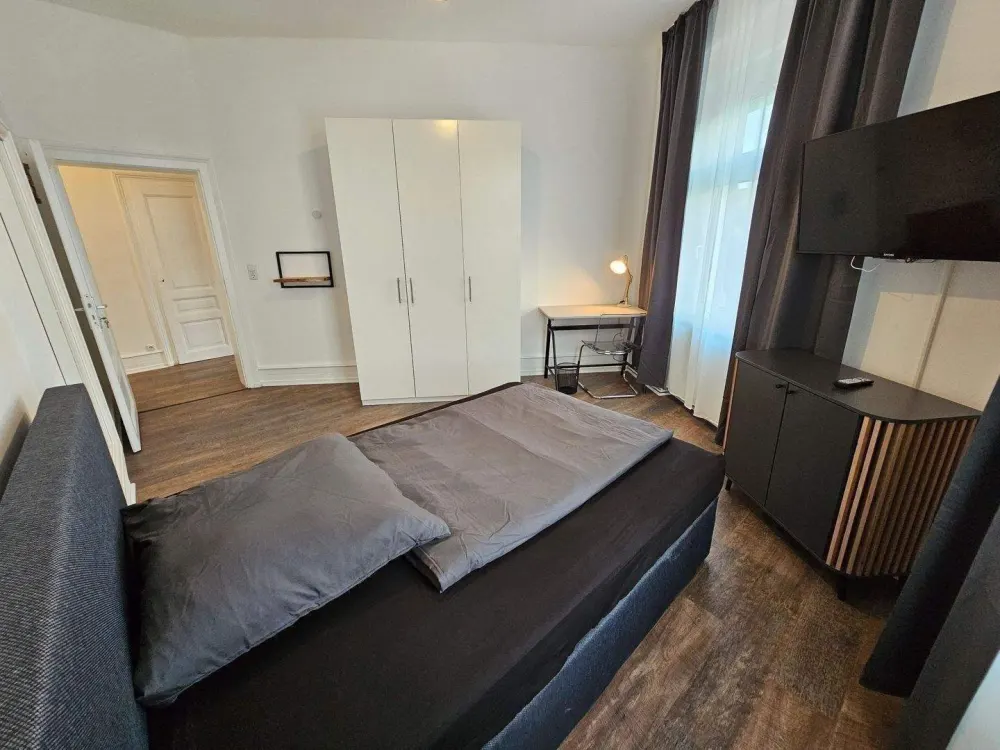 Ab Sofort - neu saniertes, modern und möbliertes Zimmer in schöner 4er-WG - top Lage von Sachsenhausen