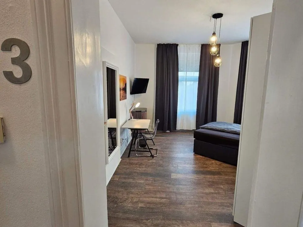 Ab Sofort - neu saniertes, modern und möbliertes Zimmer in schöner 4er-WG - top Lage von Sachsenhausen