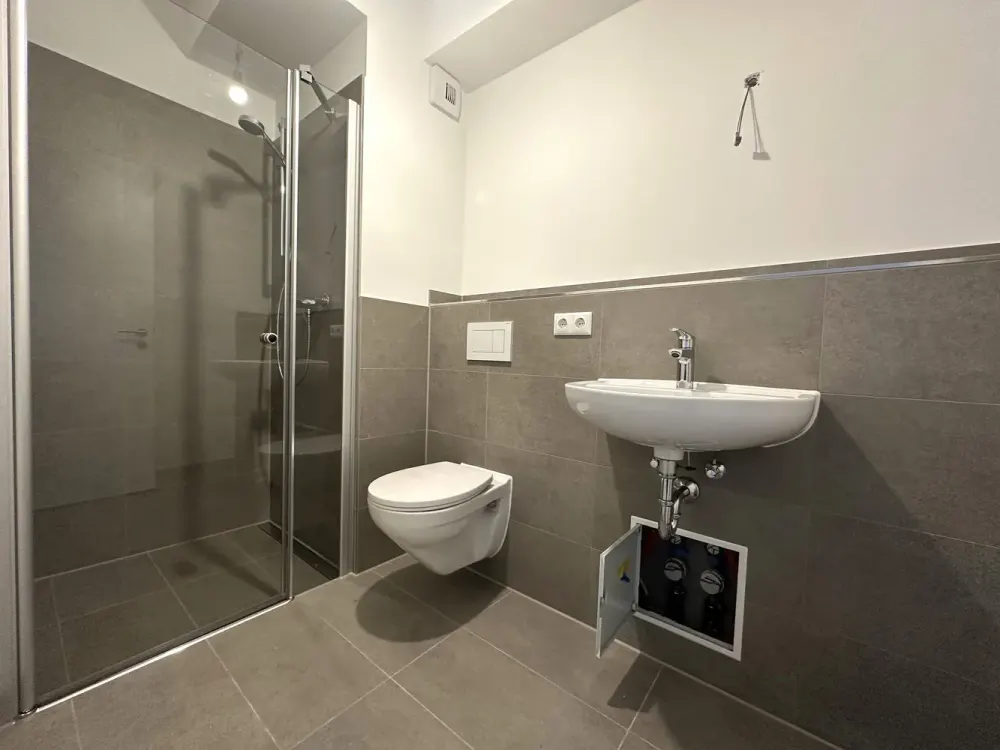 New Build! Stylish 2-Room Penthouse Apartment with Terrace & Fitted Kitchen in Zentrum-Ost