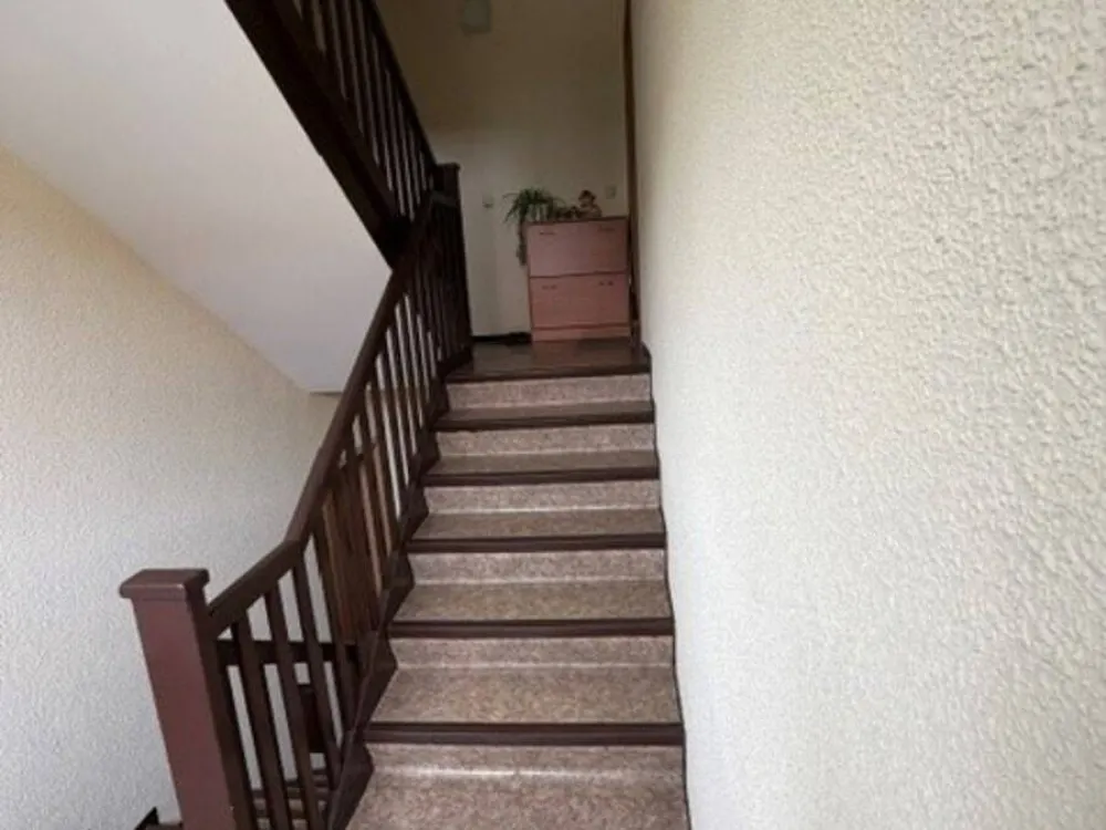 Exklusive Elbnähe im 1. Obergeschoss - Dachgeschoß mit Balkon sofort zu vermieten !
