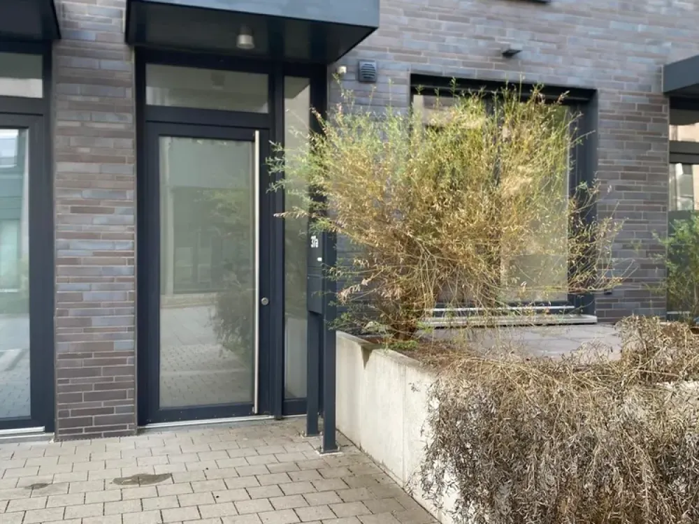 2 Zimmer im "Town House" mit Terrasse auf 2 Ebenen und EBK