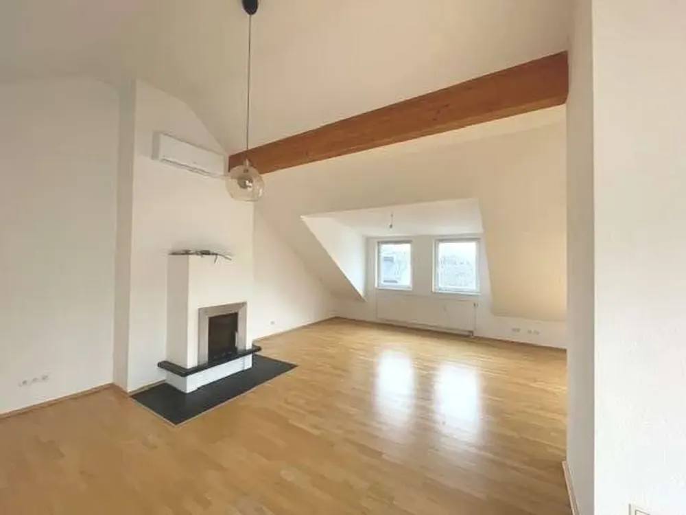 Dachgeschosswohnung mit Kamin u. Klimaanlage - zentrumsnah
