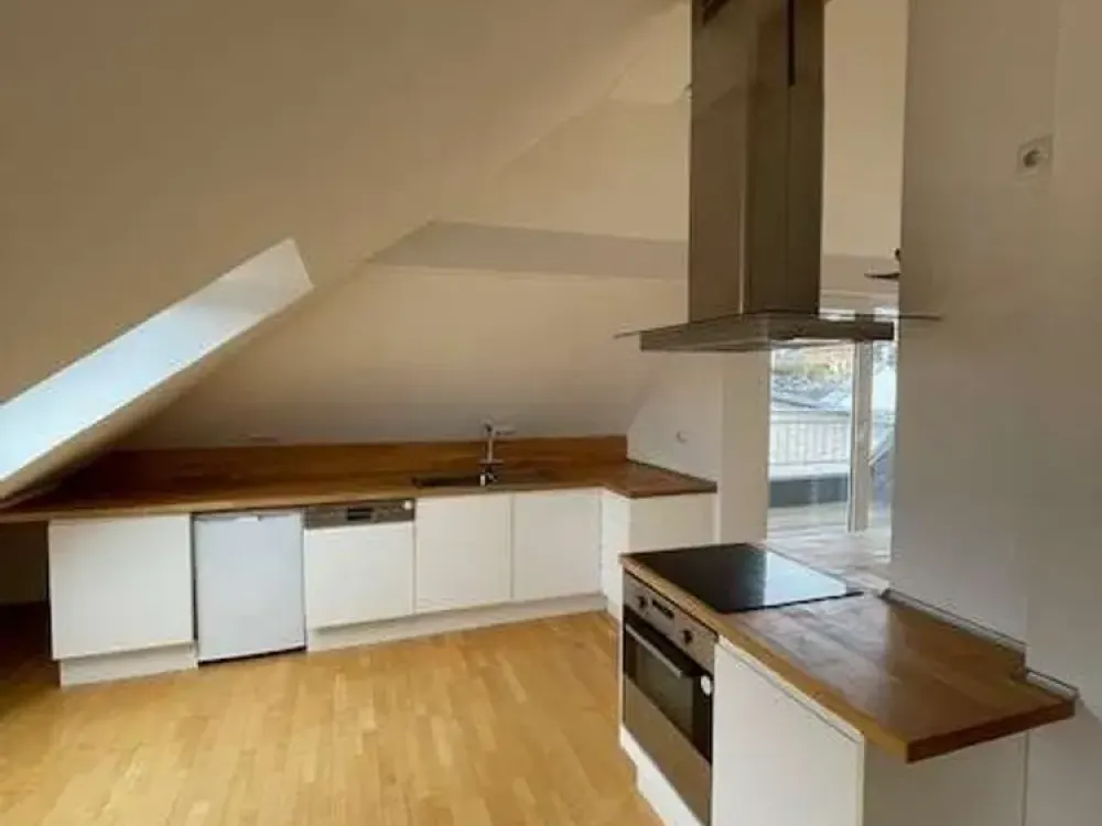 Dachgeschosswohnung mit Kamin u. Klimaanlage - zentrumsnah