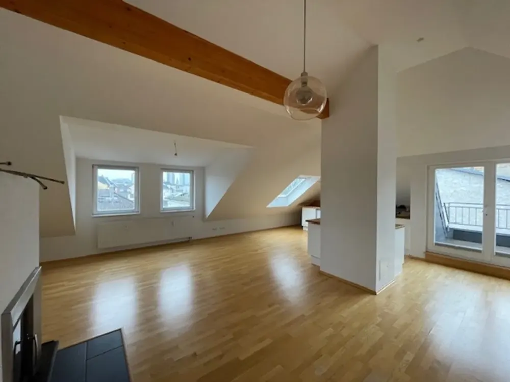 Dachgeschosswohnung mit Kamin u. Klimaanlage - zentrumsnah