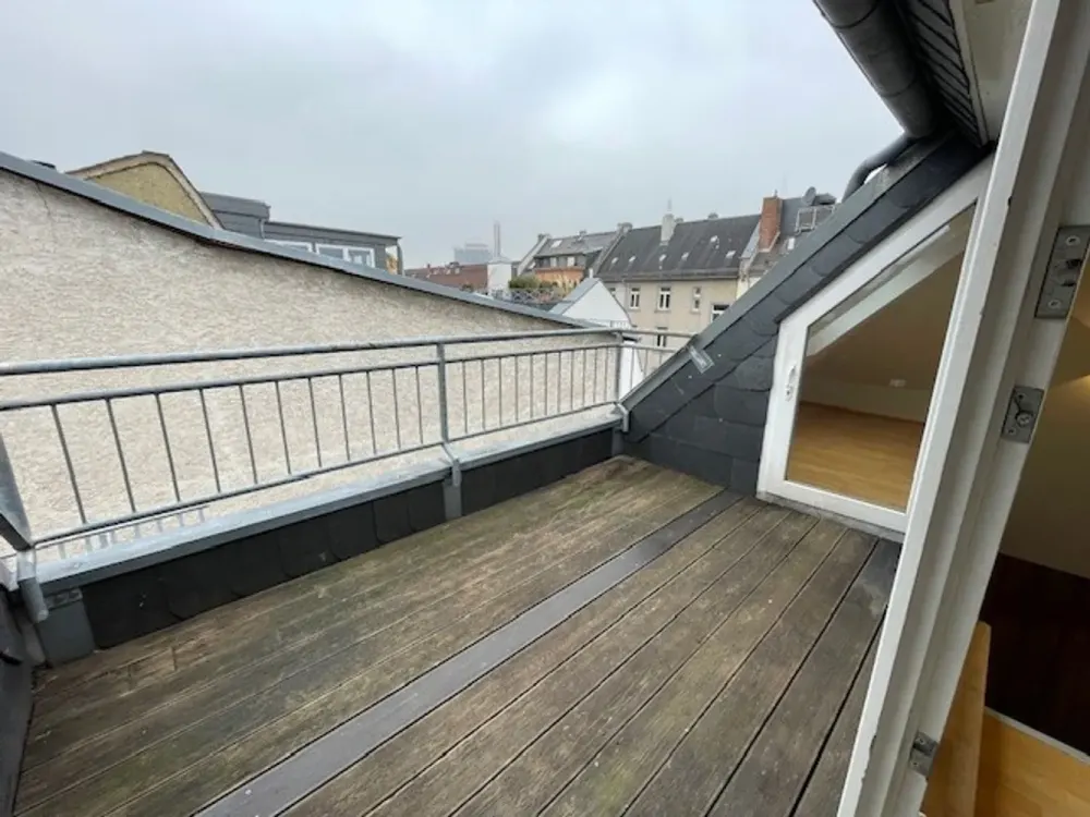 Dachgeschosswohnung mit Kamin u. Klimaanlage - zentrumsnah