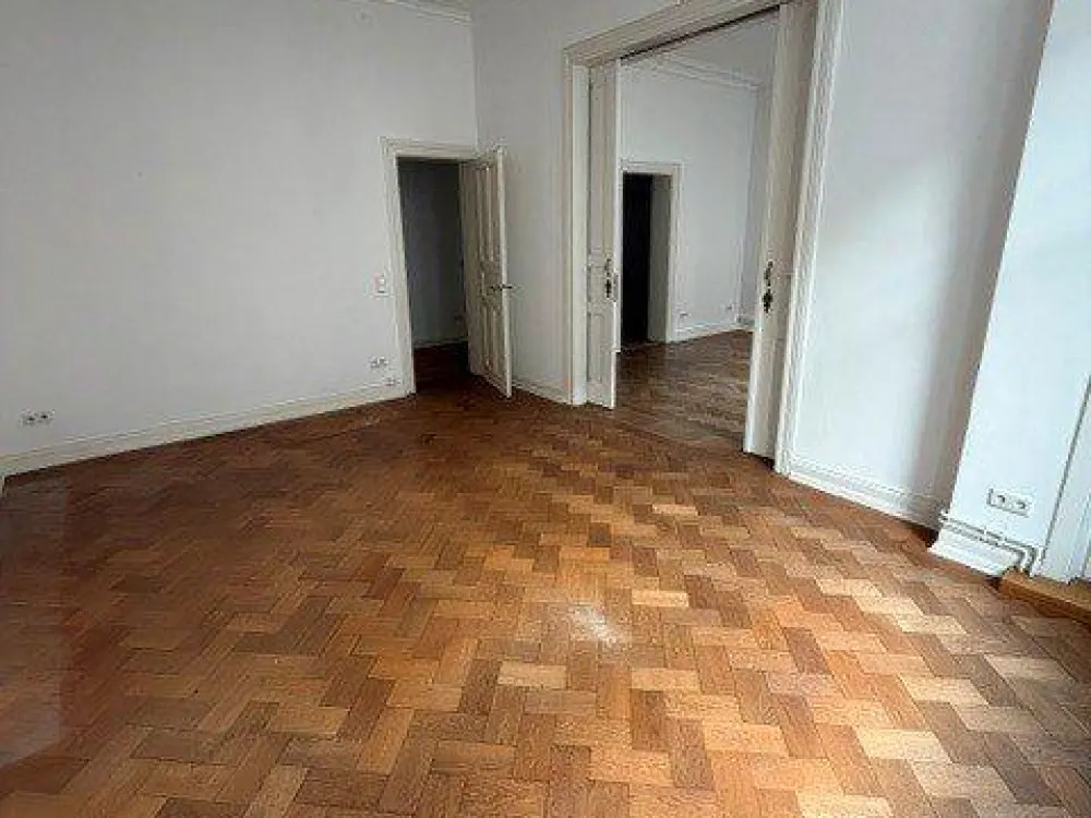 5 Zi,-Altbauwohnung mit 2 Balkonen am Lister Platz
