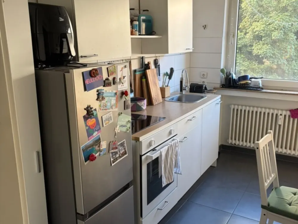 Nice room in 3-girl shared flat : )