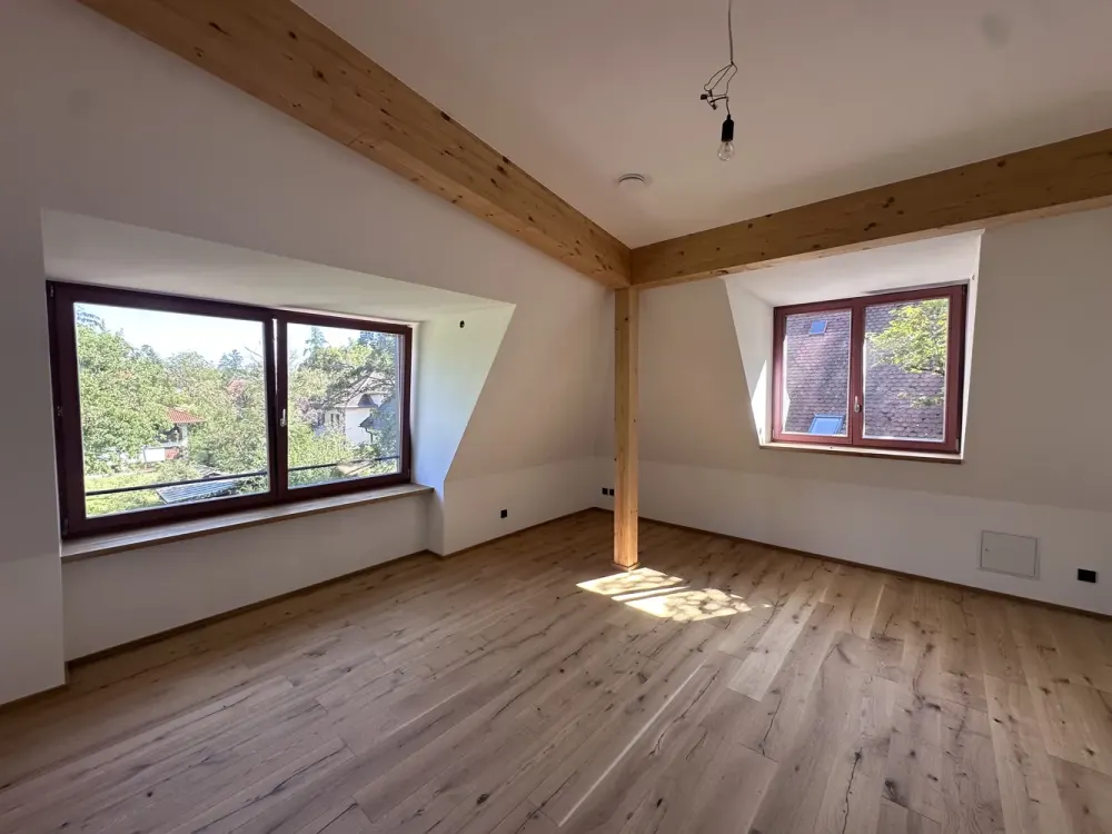 DESIGNVILLA NYMPHENBURG | PENTHOUSE-WOHNWELT MIT LOGGIA & BEEINDRUCKENDER DACHARCHITEKTUR