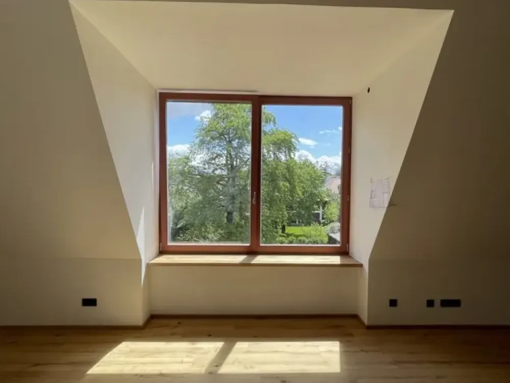 DESIGNVILLA NYMPHENBURG | PENTHOUSE-WOHNWELT MIT LOGGIA & BEEINDRUCKENDER DACHARCHITEKTUR