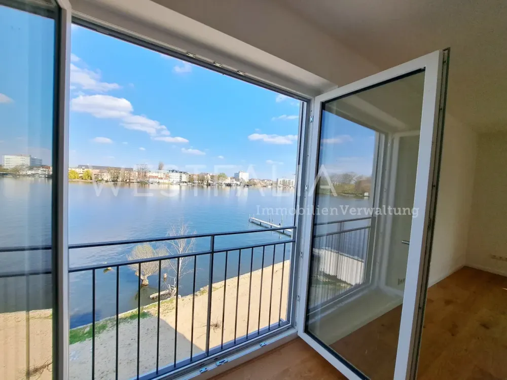 Leben am Wasser: Sonnige 2-Zimmer mit Wasserblick & Balkon