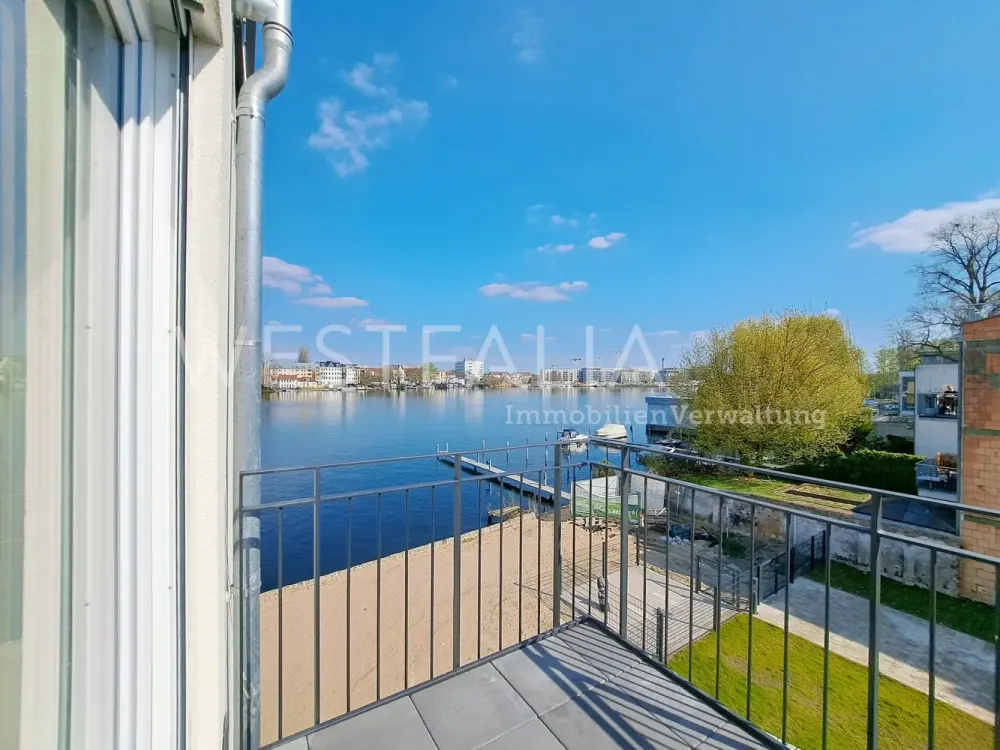 Leben am Wasser: Sonnige 2-Zimmer mit Wasserblick & Balkon