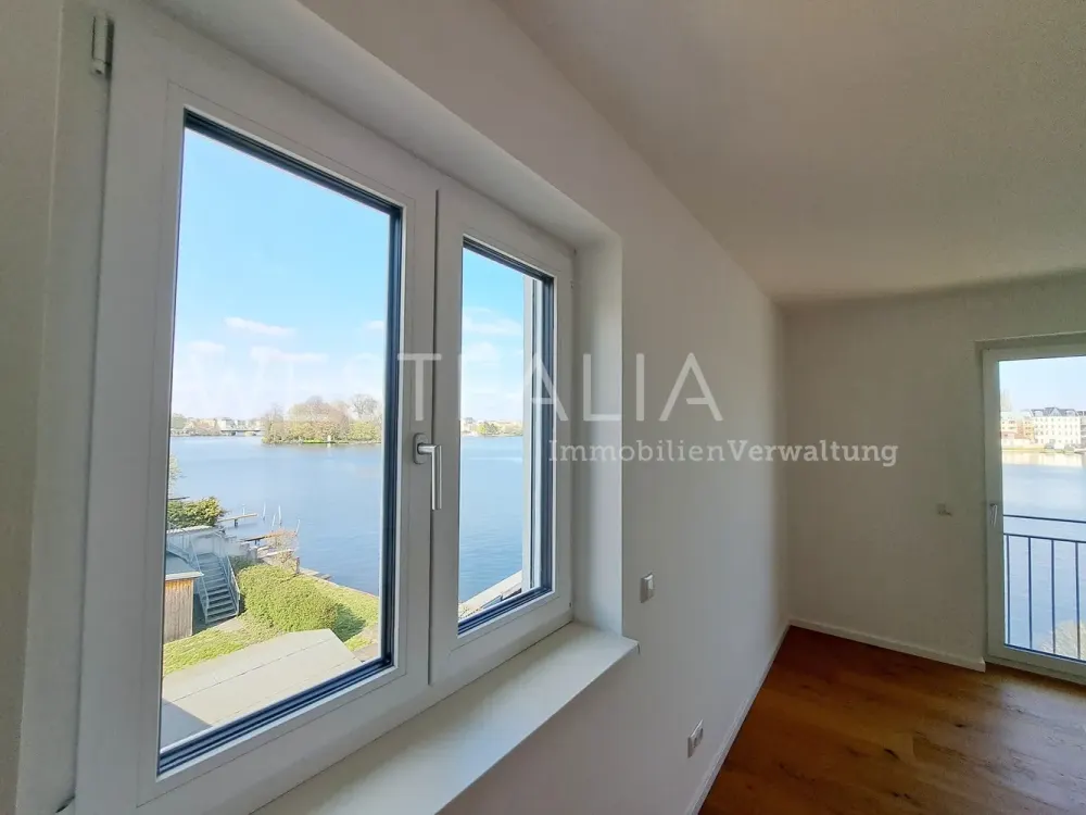 Leben am Wasser: Sonnige 2-Zimmer mit Wasserblick & Balkon