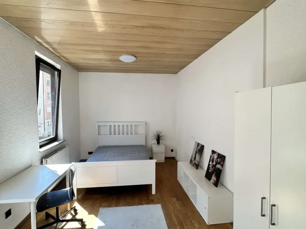 Möbliertes Zimmer in einer 6erWG mit Einbauküche in Stuttgart