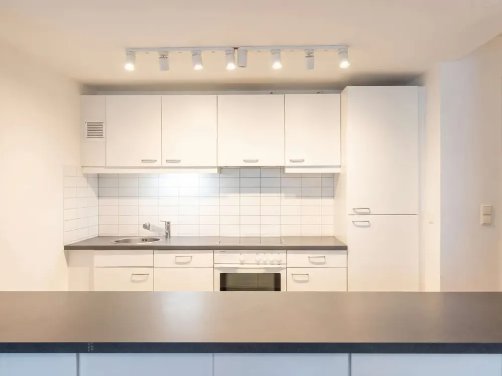 Direkt am Commerzbank Tower: Großzügiges 1-Zimmer-Apartment mit Einbauküche / bis Ende 2028