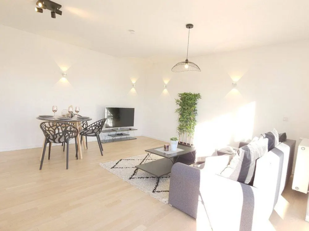 Möbliertes modernes Penthouse mit guter Verkehrsanbindung U6