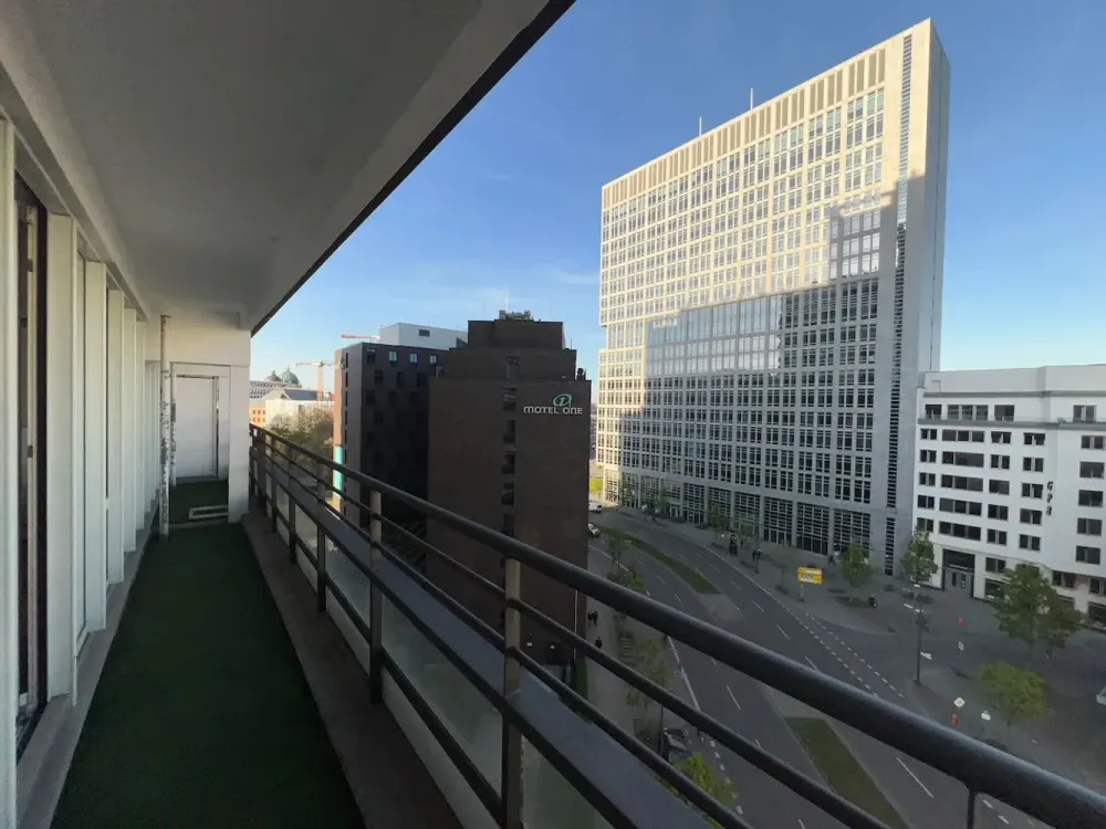 Möblierte Wohnung im 8. OG - Balkon & Blick aufs Berliner Schloss