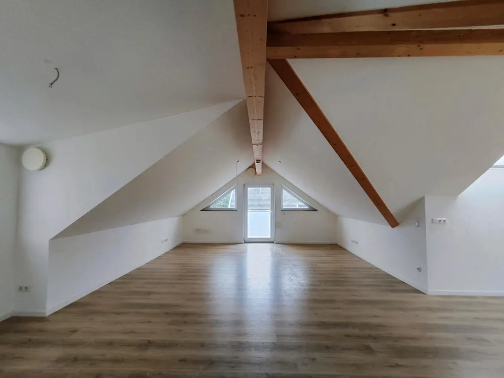 2-Zi.-Dachgeschosswohnung mit Balkon nahe Memmingen