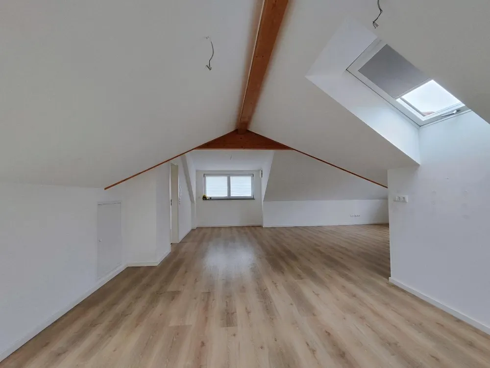 2-Zi.-Dachgeschosswohnung mit Balkon nahe Memmingen