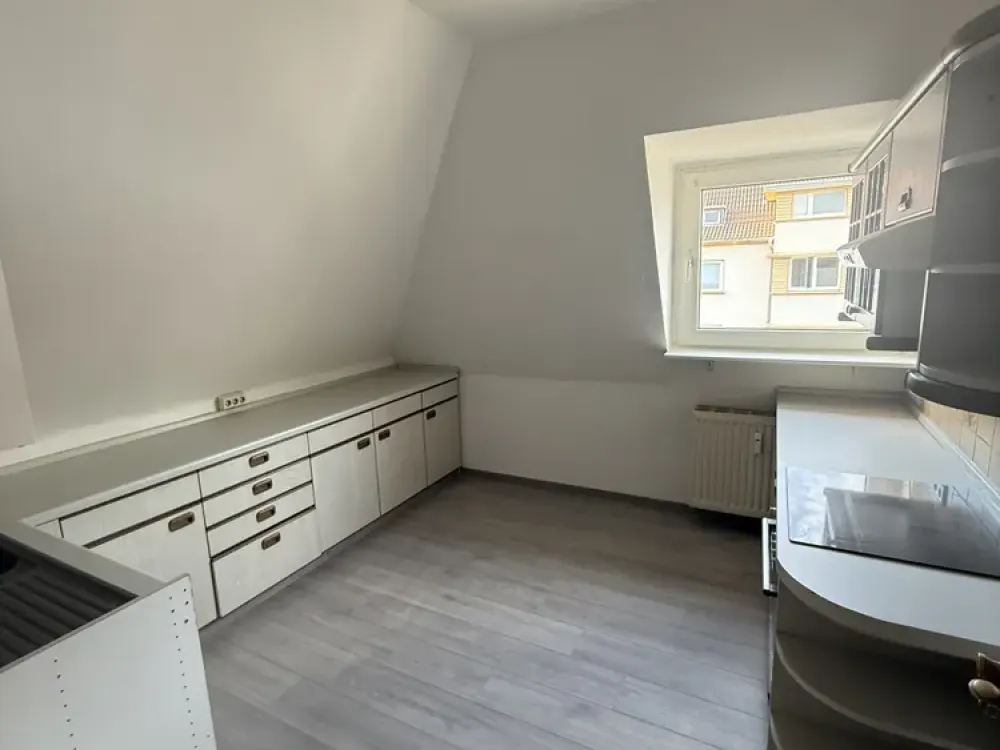 Großzügige 3-Zimmer-Dachgeschosswohnung in freistehendem Haus mit Stadtvilla-Charakter