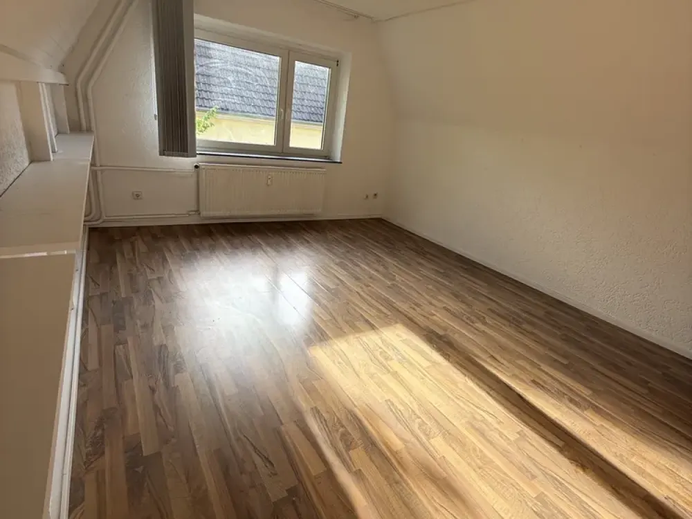 Großzügige 3-Zimmer-Dachgeschosswohnung in freistehendem Haus mit Stadtvilla-Charakter