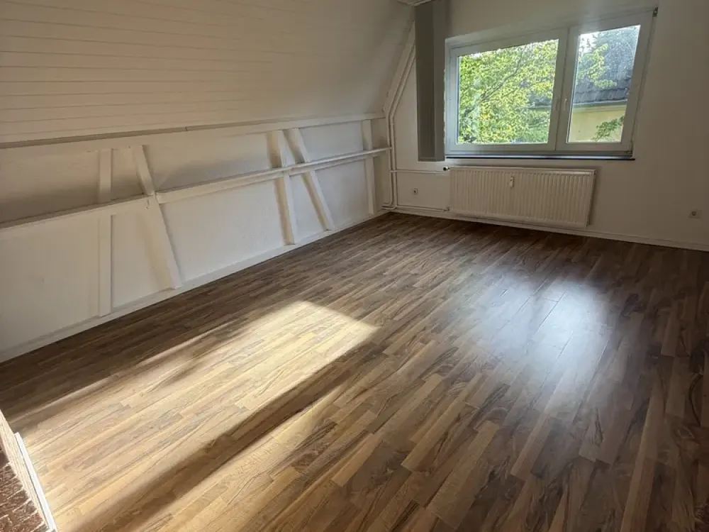 Großzügige 3-Zimmer-Dachgeschosswohnung in freistehendem Haus mit Stadtvilla-Charakter