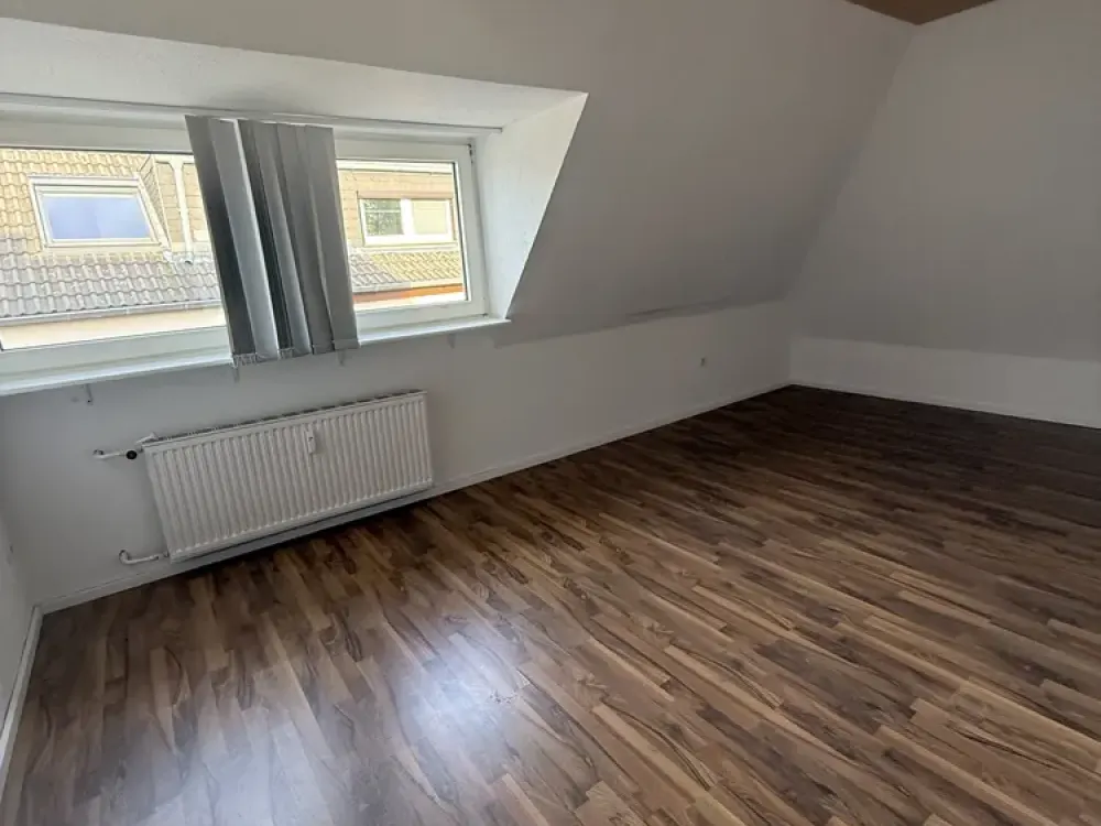 Großzügige 3-Zimmer-Dachgeschosswohnung in freistehendem Haus mit Stadtvilla-Charakter
