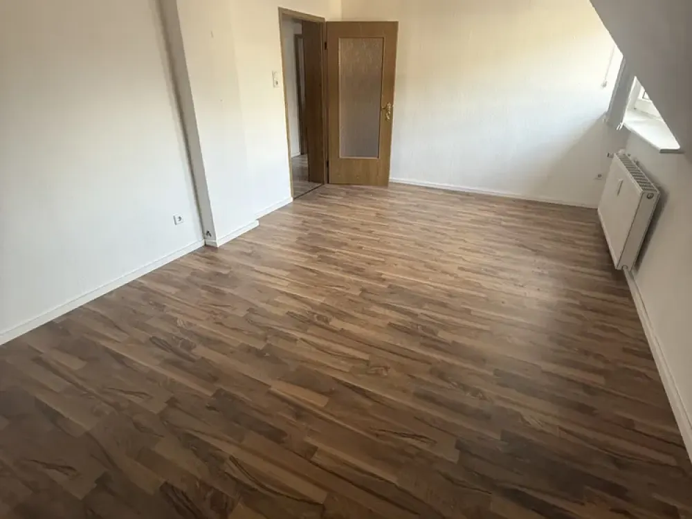 Großzügige 3-Zimmer-Dachgeschosswohnung in freistehendem Haus mit Stadtvilla-Charakter