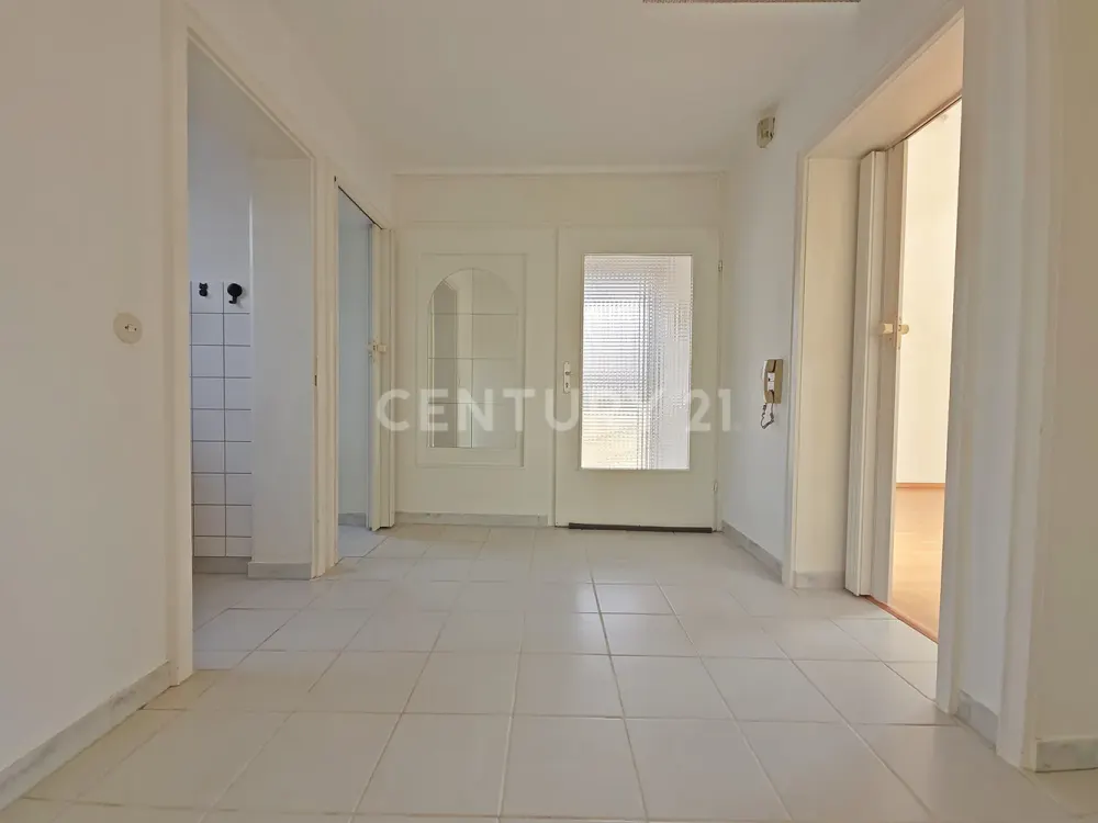 Spacious 2.5-Room Attic Apartment with Built-in Kitchen