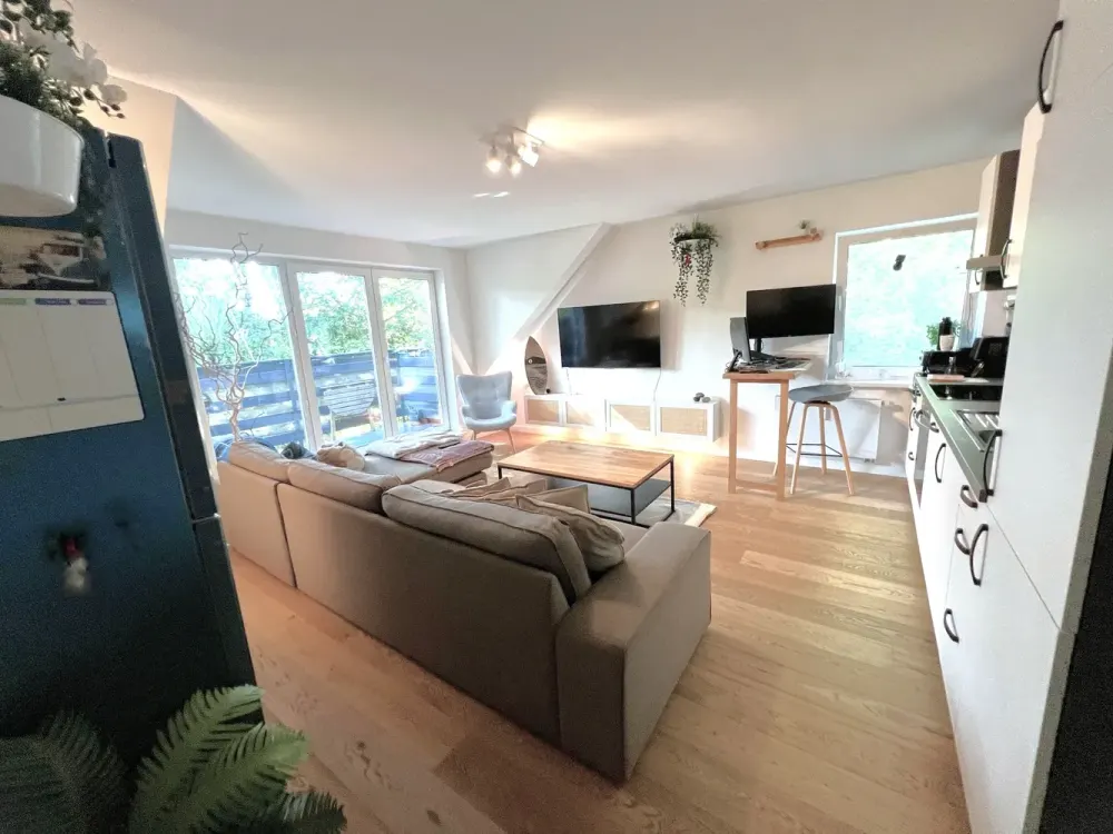 STILVOLLE MODERNISIERTE MIETWOHNUNG IN BERGEDORF