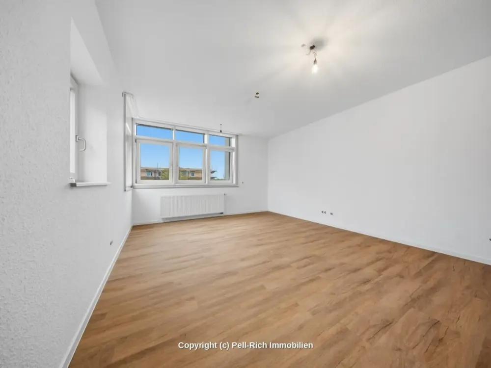 SENIOR LIVING: Bright 2-Room Apartment with Elevator & New Fitted Kitchen in Oststadt for Rent