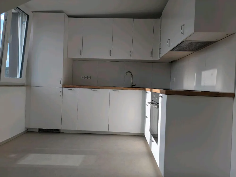 helle, neu renoviert 3 Zimmer Wohnung.