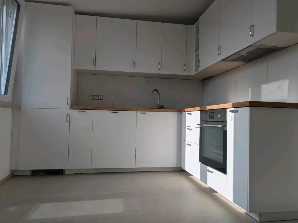 helle, neu renoviert 3 Zimmer Wohnung.