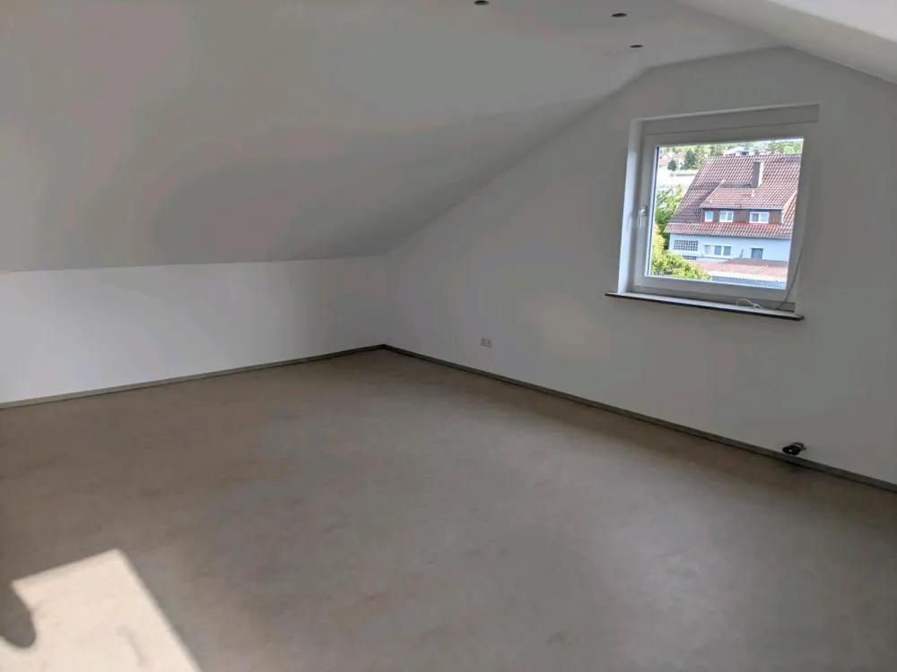 helle, neu renoviert 3 Zimmer Wohnung.