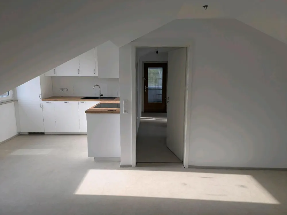 helle, neu renoviert 3 Zimmer Wohnung.