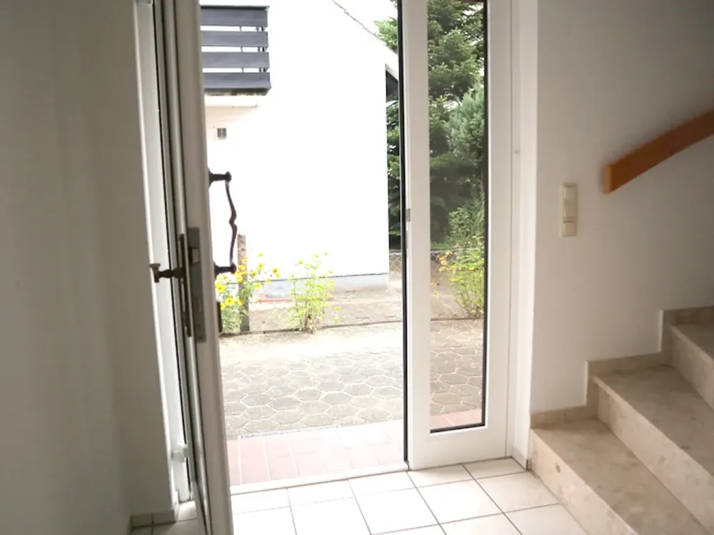 Großzügige Erdgeschosswohnung mit Garten im 2 Familienhaus