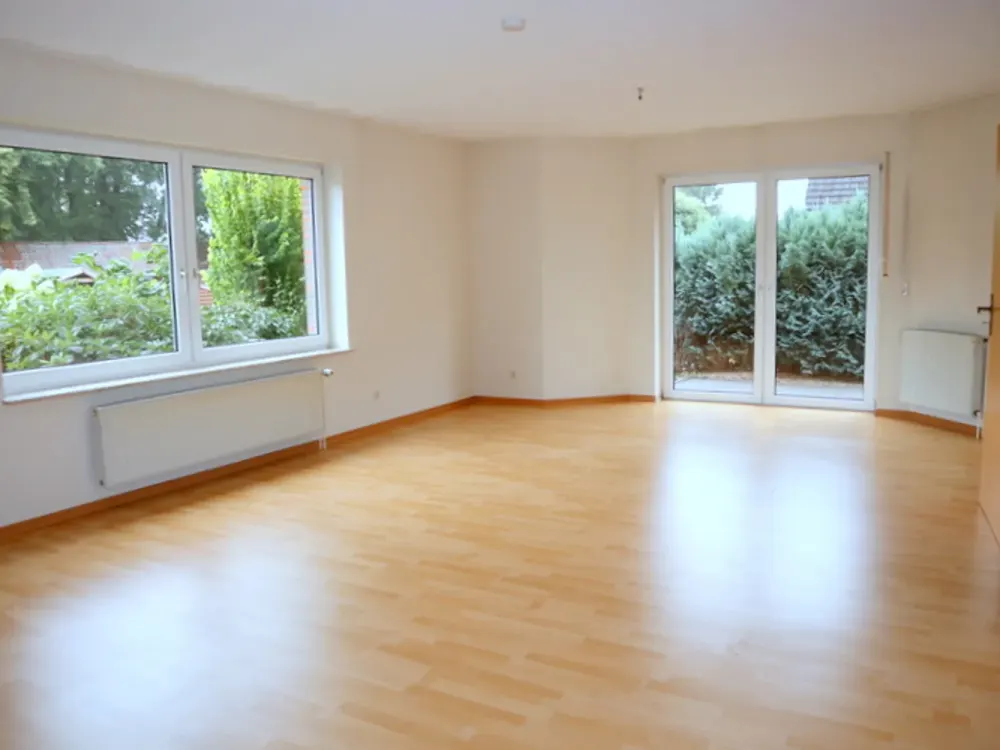 Großzügige Erdgeschosswohnung mit Garten im 2 Familienhaus
