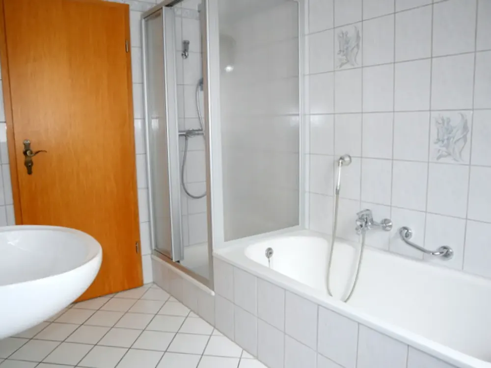 Großzügige Erdgeschosswohnung mit Garten im 2 Familienhaus
